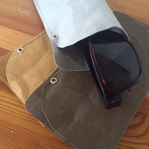 The Washable Paper 'glasses case' is soft but sturdy enough to protect any eyewear. It is also lined with a cotton fabric (black) so as to ensure the protection of your lens. 
