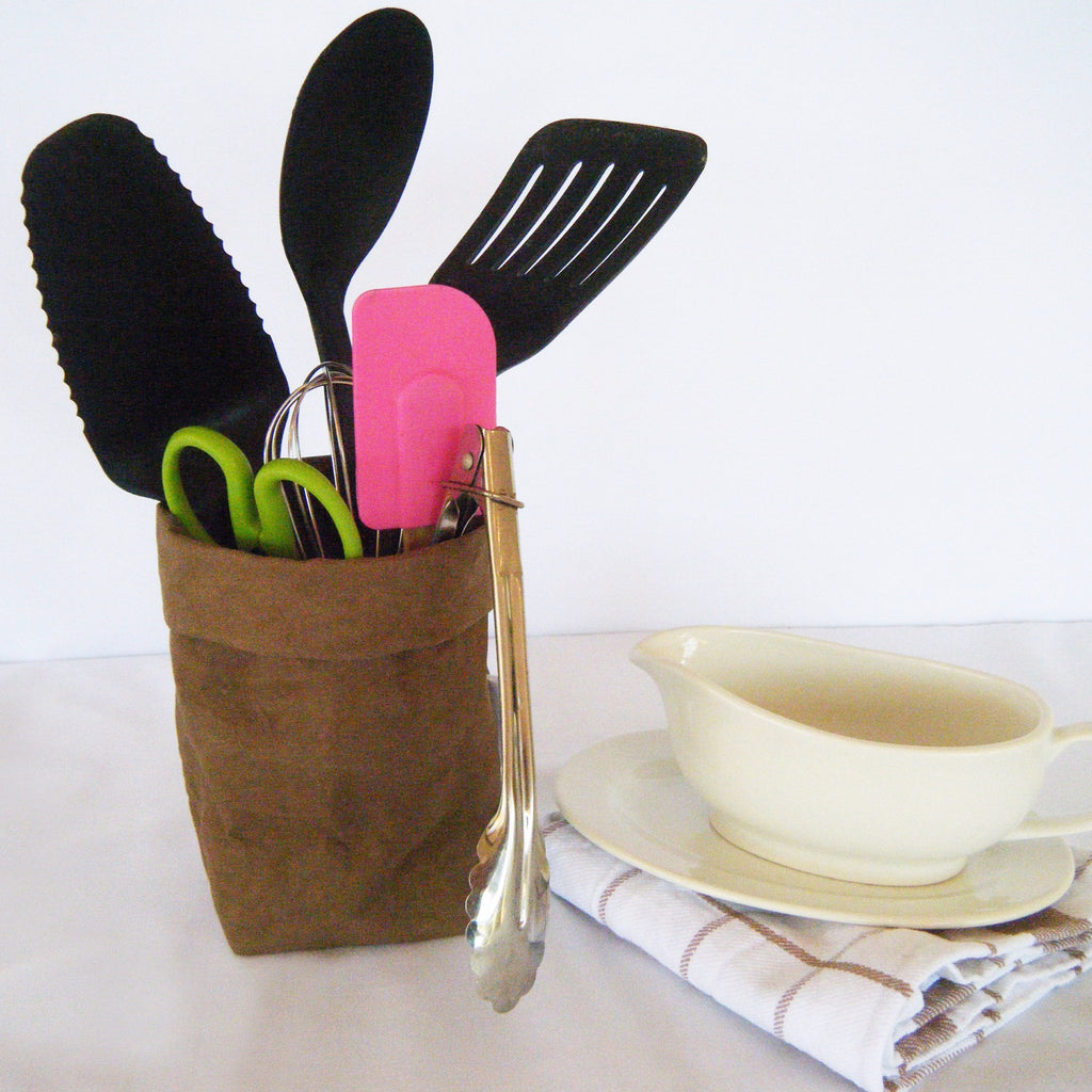 Some uses for a large ‘sac’: Pot plant hold. In the office: scissors & utility knives, glue sticks & tape. In the bathroom: spare soap, hair brushes, make-up, skin car products. In the kitchen: kitchen utensils, lollies, pantry items, peg bag.