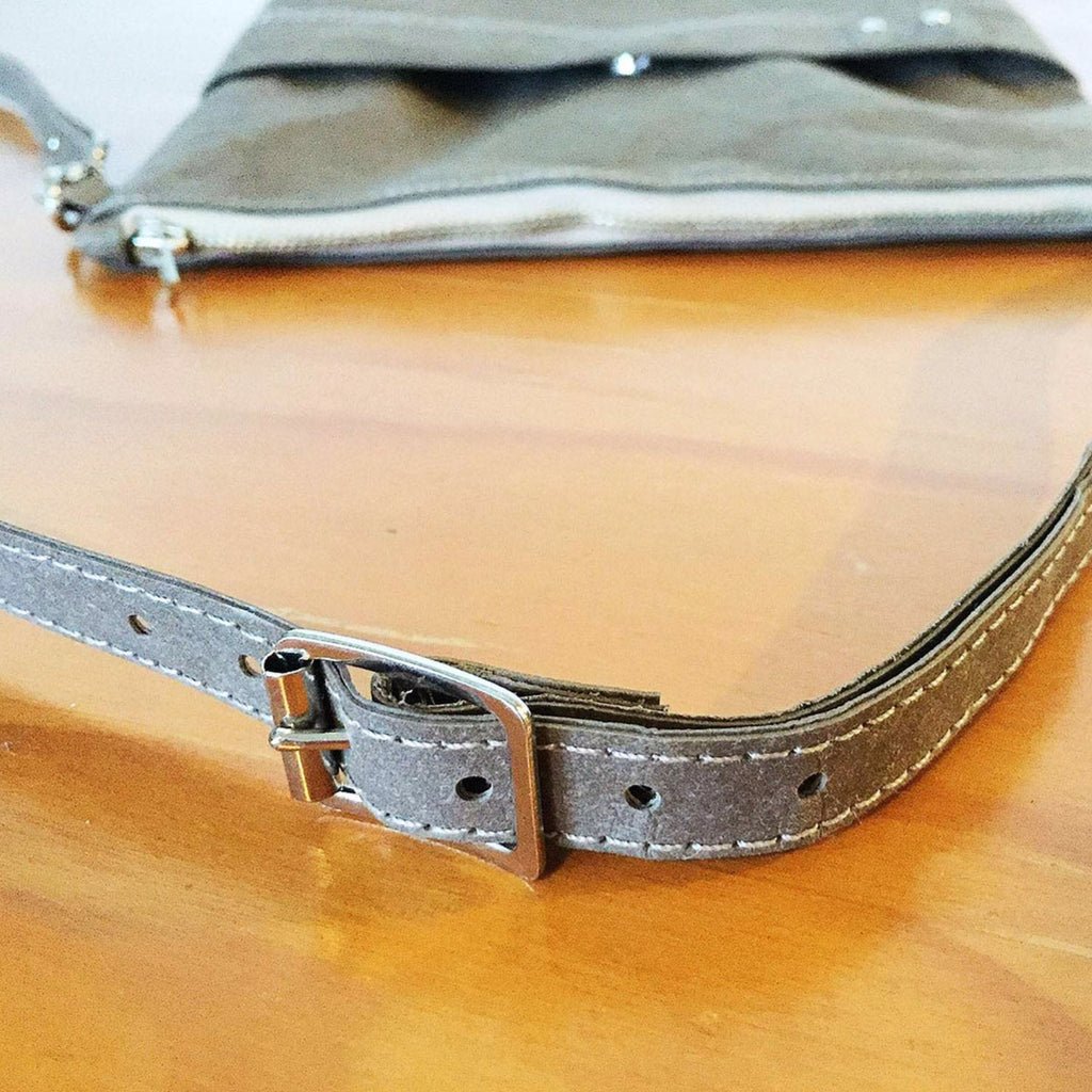 A buckle allows for the shoulder strap to be adjusted to the desired wearing level.